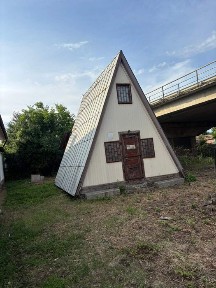 В м. Ужгород продається комерційне приміщення з землею