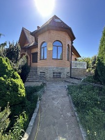 Продаж заміського будинку
