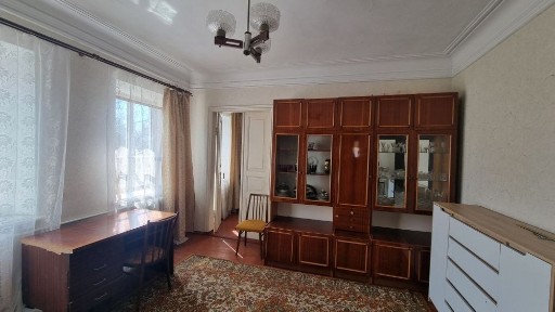 Оренда будинка на Шуменському. Авто у дворі.