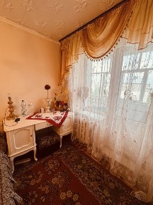 Продається 4-ох кімнатна біля школи номер, 5 у м. Новий Розділ.