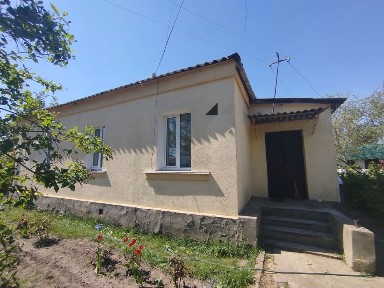 Цегляний будинок в м. Малин в центрі міста з приватизованою земельною ділянкою 10 соток, вода, каналізація, зручності, висока стеля