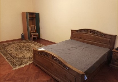 Здається будинок неподалік центра міста.