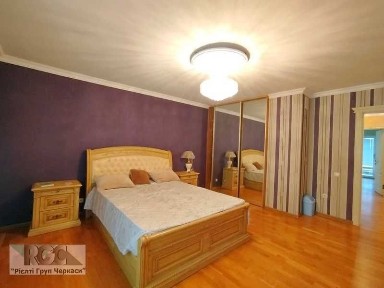 Продам просторий двоповерховий будинок з басейном у центрі Білозір'я