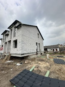 Продаж котеджу -спарки у Пустомитах, центр міста, ділянка 3 сот