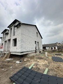 Продаж котеджу -спарки у Пустомитах, центр міста, ділянка 3 сот