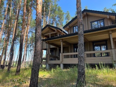 Будинок деревʼяний в сосновому лісі