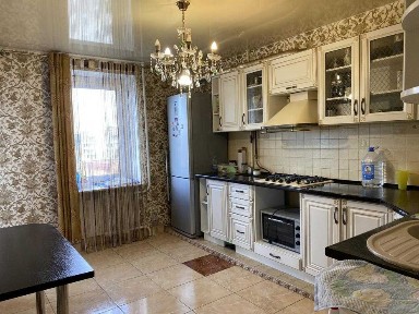 Оренда трьохкімнатної квартири по вул Щурата в Шевченківському районі.