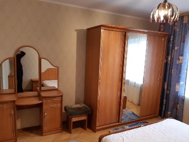 Затишна 3 кім квартира біля метро Оболонь.