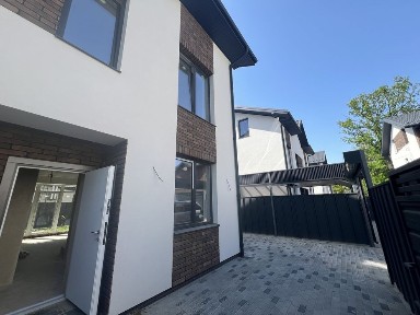 Ірпінь. Продаж 3 поверхового дуплекса з ділянкою 1,5 сотки на вул. 8-го березня