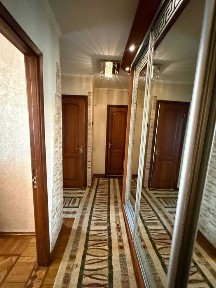 Продам 2 комнатную на среднем этаже, на Таирово