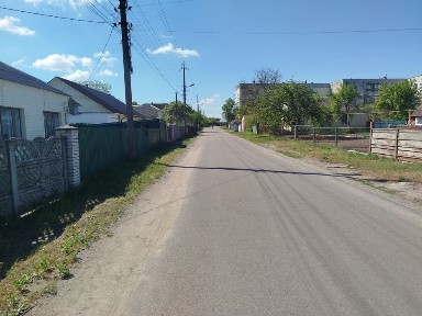 Цегляна частина будинку з власною приватизованою землею, всі зручності, житловий стан, великий гараж, доглянутий двір, найкраще місце для життя