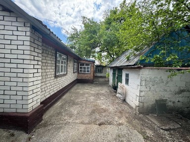 Подгородное. Центр. Дом + летняя кухня. Участок - 10 соток.
