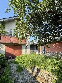 Продається частина приватного будинку з окремим входом, власною земельною ділянкою та власною літньою кухнею з гаражем.