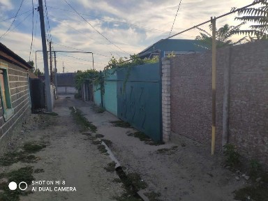 Просторий будинок для сім'ї з гаражем, окремою кухнею та власною територією
