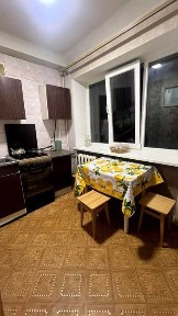 Здається 2х кімнатна квартира в центрі. Можна на місяць.