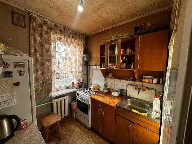 Продаж малосімейки на вул. Тичини. 21кв. м. 9поверх. Радянський стан