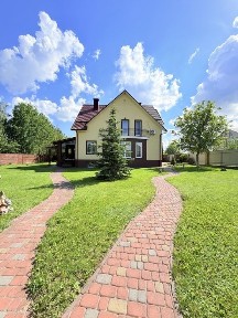 Продаж двоповерхового будинку, з озером вул. Саєнка!