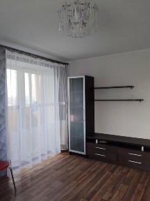 Продам 4-кімнатну квартиру 82,7 м² з капітальним ремонтом у цегляному будинку