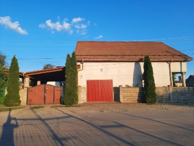 Продаж будинку з магазином