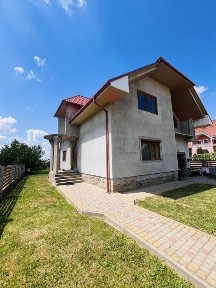 Продаж будинку в м. Берегове, 230 кв. м, 10 соток землі