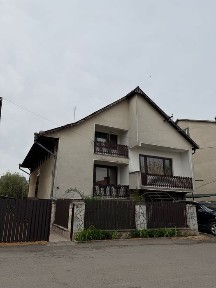 Продається просторий будинок у місті Тячів