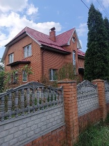Новочасний будинок з меблями з великою земельною ділянкою