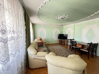 Трикімнатна квартира в центрі, вул. Медова