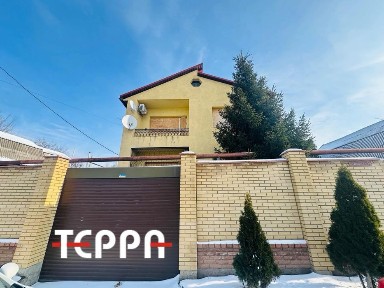 Продаж 2-поверхового будинку з каміном