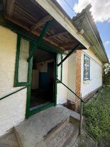 Продаж будинку з великою ділянкою у селі Скорінець