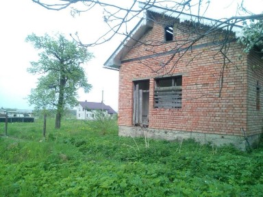 Будова із земельною ділянкою