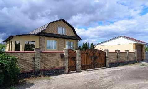Продаж гарного будинку + тепличний бізнес.