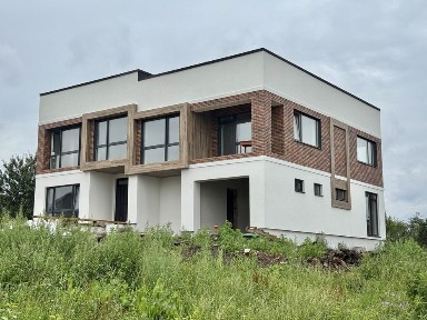 Продаж котеджу ( дуплекс) в Зубрі в гарному місці з укриттям