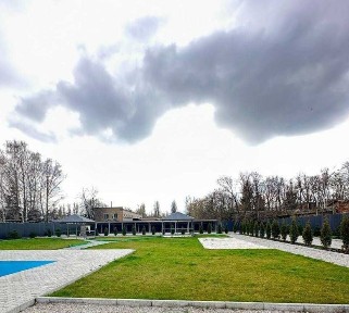 Двохрівнева кімнатна в новобудові з басейном
