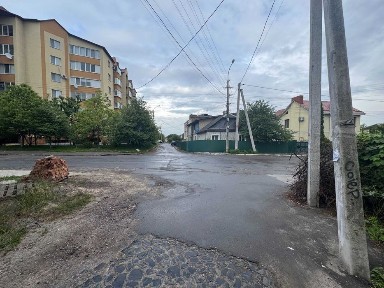 Продаж частини будинка під реконструкцію