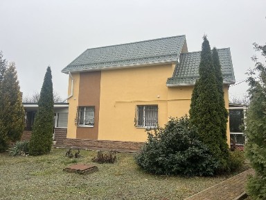 Будинок біля солоного озера