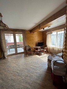 Довготривала будинку біля озера