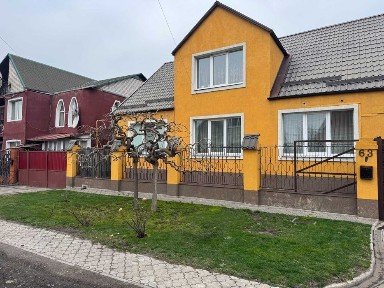 Продаж двоповерховий будинок, земельна ділянка 6 соток