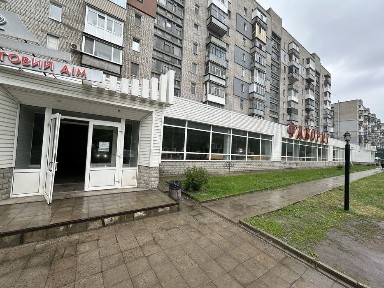 Магазин площею 1570 кв. м.