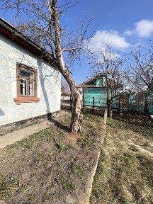 Будинок поруч з річкою