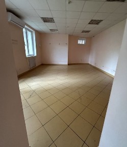 Продається нежитлове приміщення по вул. Дж. Ленона 35