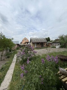 Цегляний газифікований будинок в Кам'яній горі з цокольним поверхом.