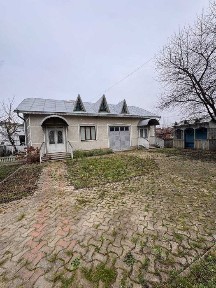 Великий двоповерховий будинок в с. Мамаївці