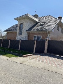 Будинок Коровія поруч школа