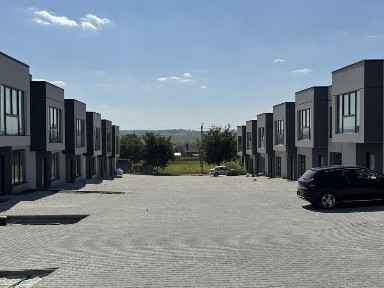 Продається кутовий танхаус з терасою