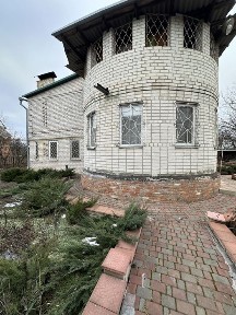 Продам двоповерховий житловий будинок у м. Лозова
