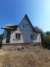 Двоповерховий будинок в мальовничому місці