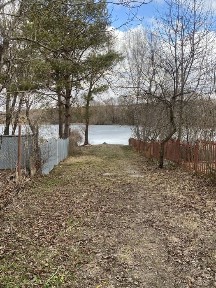 Продається будинок з красивим виглядом на воду.