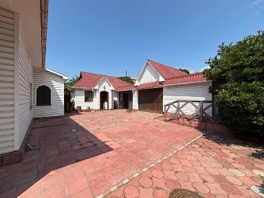 Продам двоповерховий будинок з земельною ділянкою в центрі Тульчина