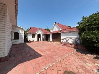 Продам двоповерховий будинок з земельною ділянкою в центрі Тульчина