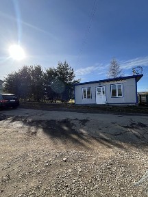 Діюче СТО та продуктовий магазин з великою ділянкою.